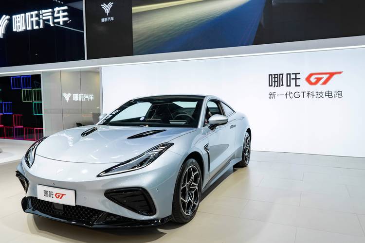 惠州208哪吒汽车在智能汽车领域的表现，领途汽车在新能源汽车市场中的影响力